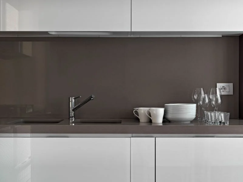 dishes-near-the-sink-on-the-marble-worktop-in-the-ER3NXES-1