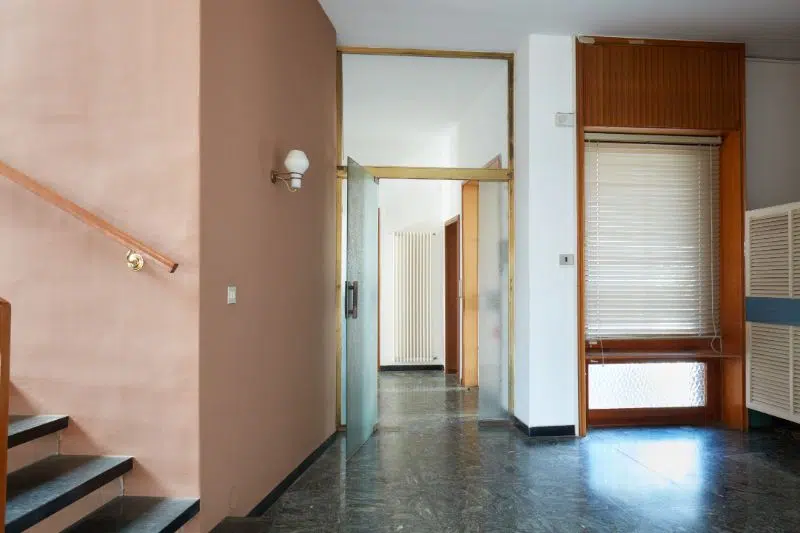 entrance-with-blarck-marble-floor-and-glass-door-in-KCBWNSZ-1