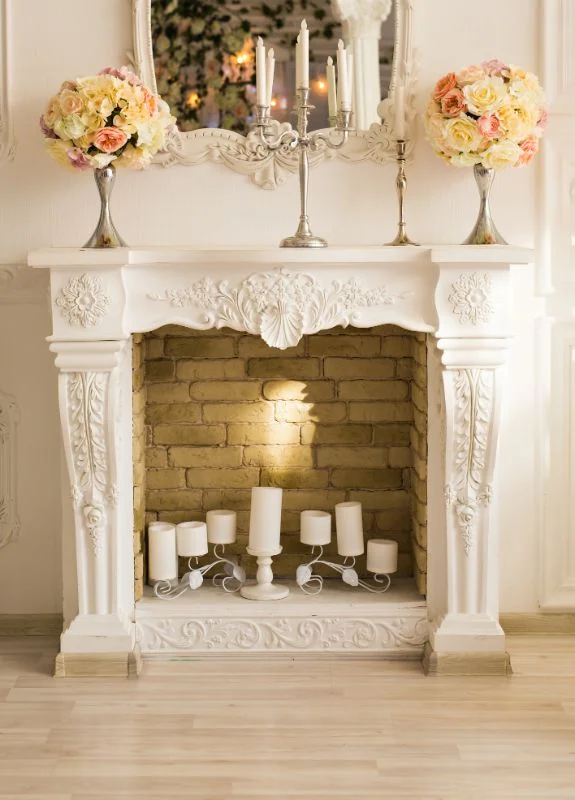 fireptlace-with-decorations-in-comfortable-living-r-PWJ9G5X-1