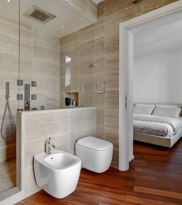 interiors-of-the-modern-bathroom-with-wood-floor-LSHKHF7-1-600x675-1